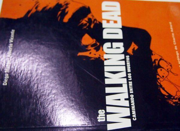 THE WALKING DEAD: CAMINANDO ENTRE LOS MUERTOS, LIBRO ENSAYO